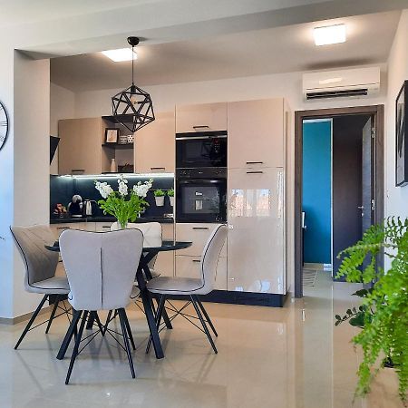Enjoy Pula - New Apt With Terrace And Free Parking Garage Exterior foto